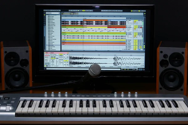 Estudio Grabación Casa Teclado Pantalla Altavoces Micrófono —  Fotos de Stock