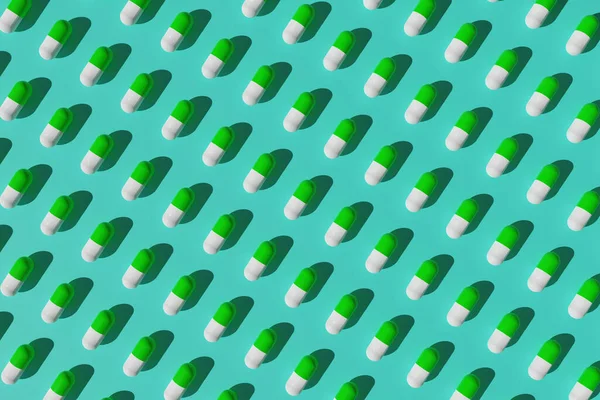 緑色の背景に緑色と白色の錠剤のパターン 3Dイラスト — ストック写真