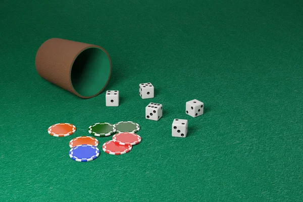 Dice Dice Cup Chips Green Cloth Illustration — Stock Photo, Image