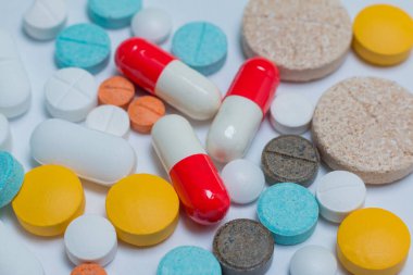 Beyaz arka planda farklı renkte haplara aşırı yakınlaş