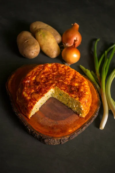 Omelete Batata Com Uma Porção Redução Uma Tábua Madeira Lado — Fotografia de Stock
