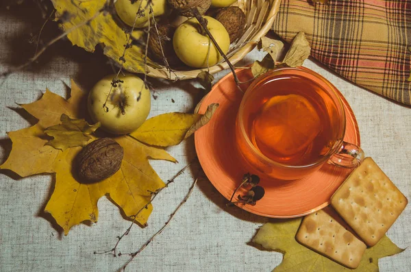 Eine Tasse Tee Mit Zitrone Mit Herbstäpfeln — Stockfoto