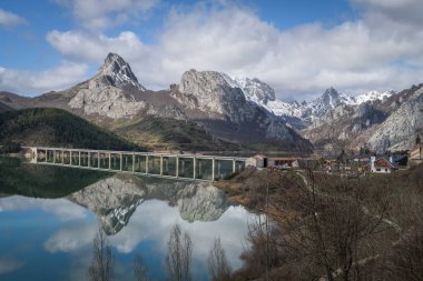 Embalse de Riao entre Asturias y Castilla y Leon clipart