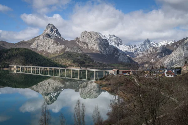 Embalse Riao Entre Asturias Castilla Leon Stockfoto