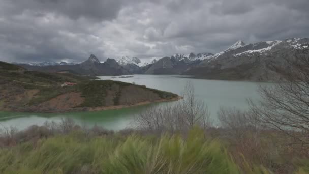 ビデオ時間経過デルEmbalse Riao Entre Castilla Leon Asturias — ストック動画