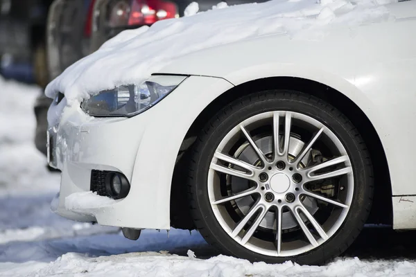 Roda Dianteira Capô Carro Neve — Fotografia de Stock