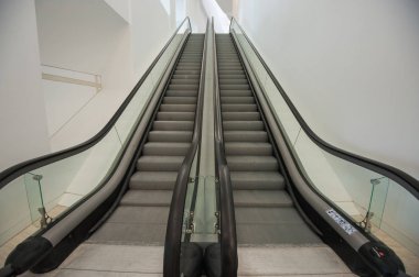 Modern bir binada yürüyen merdiven