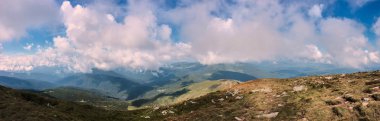Güneşin ve bulutların - Karpat Dağları'nın panoramik manzara. Hoverla, Chornohora ridge görüntüle