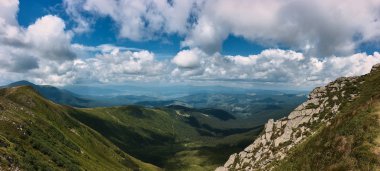 Güneşin ve bulutların - Karpat Dağları'nın panoramik manzara. Hoverla, Chornohora ridge görüntüle
