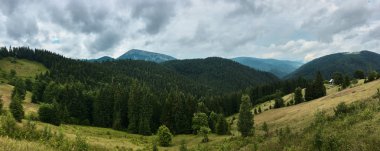 Güneşin ve bulutların - Karpat Dağları'nın panoramik manzara. Hoverla, Chornohora ridge görüntüle
