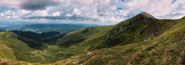 Güneşin ve bulutların - Karpat Dağları'nın panoramik manzara. Hoverla, Chornohora ridge görüntüle