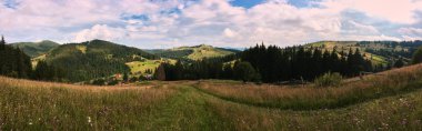 Güneşin ve bulutların - Karpat Dağları'nın panoramik manzara. Hoverla, Chornohora ridge görüntüle
