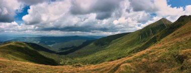 Güneşin ve bulutların - Karpat Dağları'nın panoramik manzara. Hoverla, Chornohora ridge görüntüle