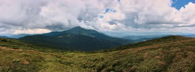 Güneşin ve bulutların - Karpat Dağları'nın panoramik manzara. Hoverla, Chornohora ridge görüntüle