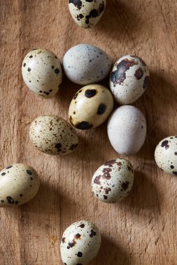 Bıldırcın yumurtası ve eski ahşap cutboard üzerinde doğal sabah ışığında eggshels en iyi flatview. Kavramı sağlıklı nutritions ve doğal mutfağı.