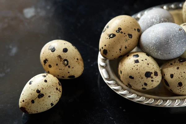 Некоторые Перепелиные Яйца Яичные Скорлупы Винтажной Серебряной Пластине Черном Ржавом — стоковое фото
