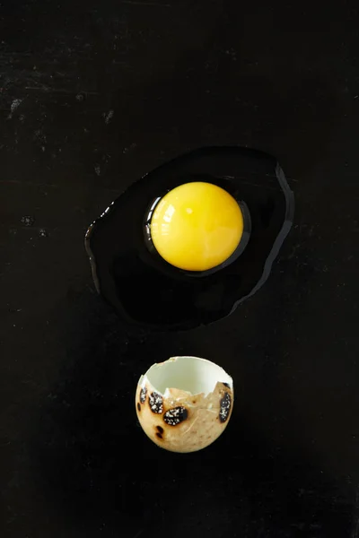 Разбитое Перепелиное Яйцо Яичная Скорлупа Черном Ржавом Фоне Концепция Здорового — стоковое фото