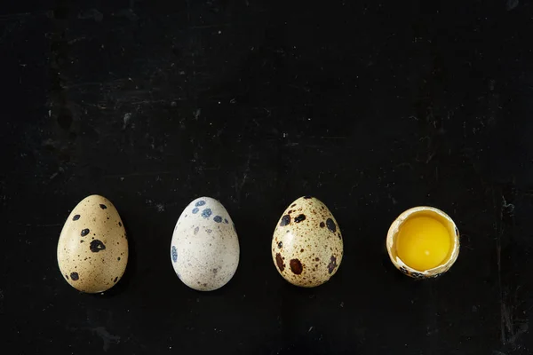 Een Rij Van Sommige Kwartel Eieren Zwarte Roestig Achtergrond Gezonde — Stockfoto