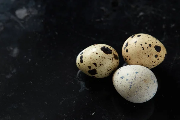 Sommige Kwarteleitjes Eierschalen Zwarte Roestig Achtergrond Gezonde Nutritions Natuurlijke Keuken — Stockfoto
