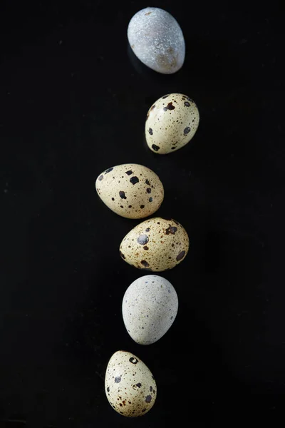 Bovenste Flatview Van Rij Van Kwartel Eieren Zwart Oppervlak Frituren — Stockfoto
