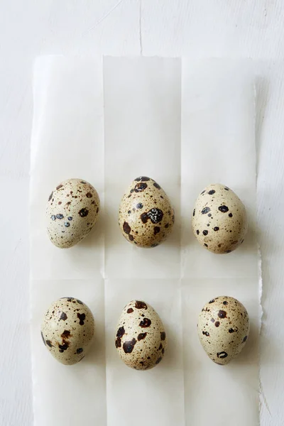 トップ Flatview いくつかのウズラの卵の白 Coocking 紙の背景に 健康的な栄養と自然料理の概念 — ストック写真