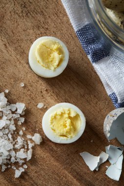 Ahşap arka plan üzerinde bazı bıldırcın yumurtası, keten peçete ve tuz ile kompozisyon görünümü en iyi flatview. Kavramı sağlıklı nutritions ve doğal mutfağı