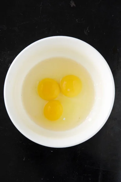 Ένα Αυγό Ορτυκιού Λευκό Βαθύ Πιάτο Μαύρο Φόντο Σκουριασμένο Έννοια — Φωτογραφία Αρχείου