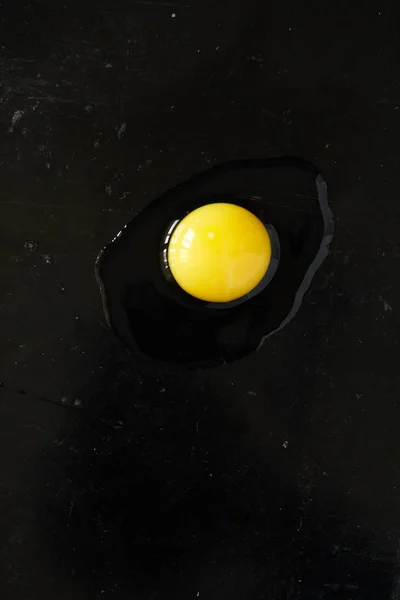 Разбитое Перепелиное Яйцо Черном Ржавом Фоне Концепция Здорового Питания Натуральной — стоковое фото