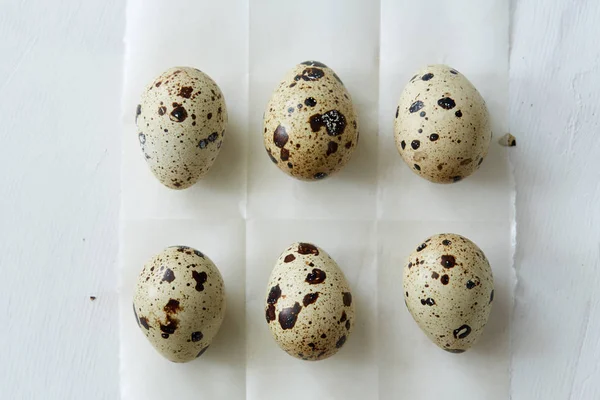Top Flatview Van Sommige Kwartel Eieren Witte Koken Papier Achtergrond — Stockfoto