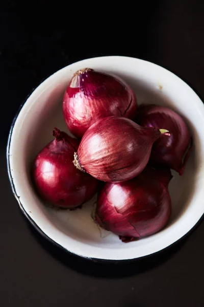 Sliced Red Spanish Onion Vintage Ceramic Bowl Top Flat Lay — Stock Photo, Image