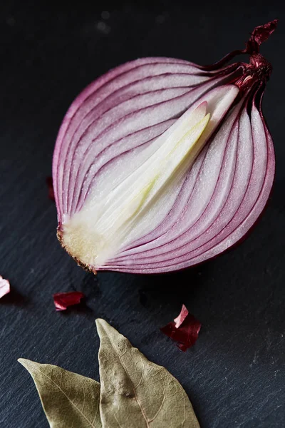 Close Sliced Red Spanish Onion Bay Leaf Black Slate Cutting — Stock Photo, Image