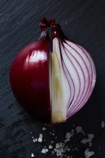 Close Sliced Red Spanish Onion Sea Salt Black Slate Cutting — Stock Photo, Image