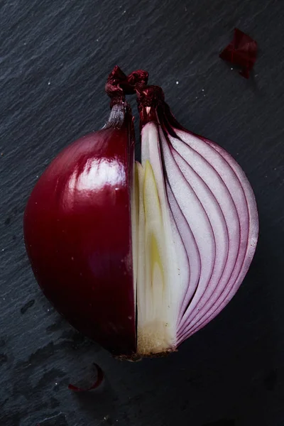 Close Sliced Red Spanish Onion Black Slate Cutting Board Top — Stock Photo, Image