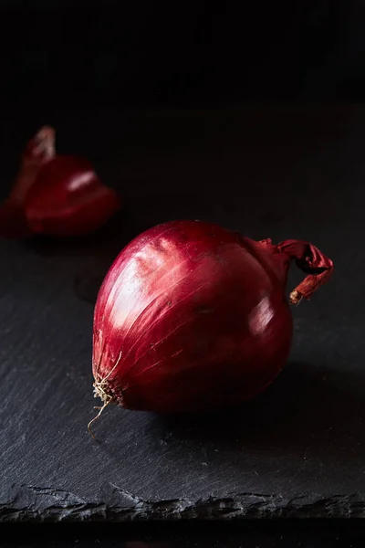 Close Red Spanish Onion Peel Black Slate Cutting Board Top — Stock Photo, Image