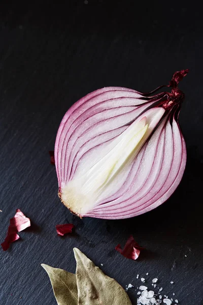 Close Sliced Red Spanish Onion Bay Leaf Sea Salt Black — Stock Photo, Image
