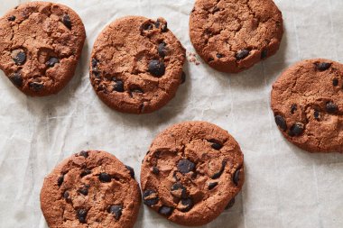 El yapımı çikolatalı kurabiyelerin üzerine çikolata parçacıkları konmuş. Sağlıklı kahvaltı için doğal organik yılanlar.