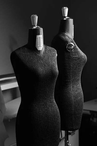 プロは フィットする服のマネキンを調整します アトリエ 手作りの排他的な服づくりの調整し 民間事業 創造的な職業の概念 — ストック写真