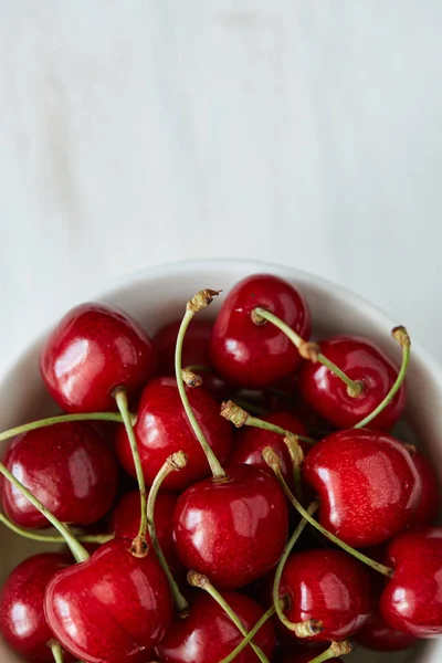 Some Sweet Cherries Green Stems Leaves White Ceramic Bowl White — Stock Photo, Image