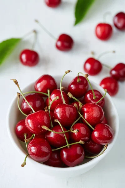 Some Sweet Cherries Green Stems Leaves White Ceramic Bowl White — Stock Photo, Image