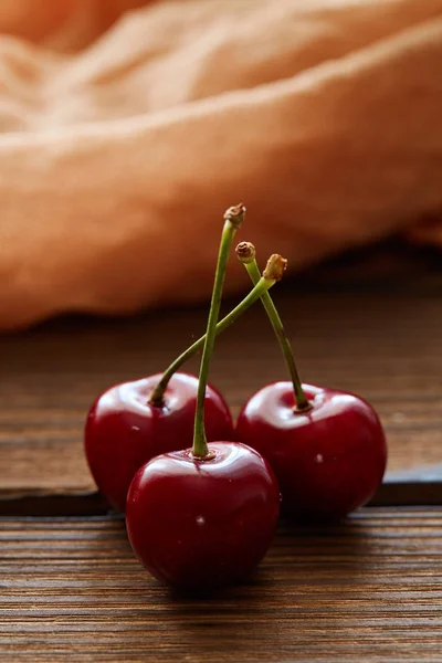 Some Sweet Cherries Green Stems Wooden Background Vegan Ration Healthy — Stock Photo, Image