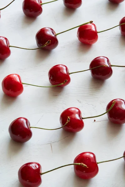 Scattered Sweet Cherries White Vintage Background Copy Space Texture Background — Stock Photo, Image