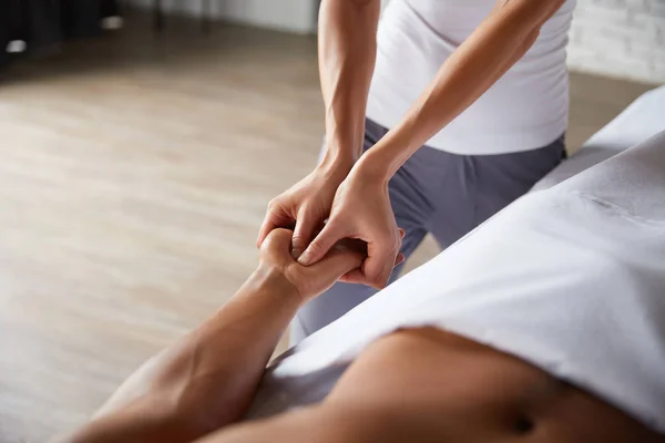 Massagista Profissional Fazendo Massagem Braço Com Antebraços Cúbitos Para Cliente — Fotografia de Stock