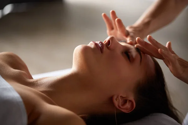 Close Mulher Desfrutando Relaxante Massagem Cabeça Rosto Feita Por Massagista — Fotografia de Stock