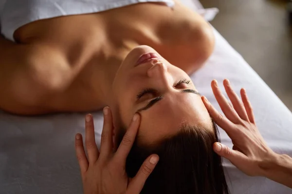 Close Mulher Desfrutando Relaxante Massagem Cabeça Rosto Feita Por Massagista — Fotografia de Stock