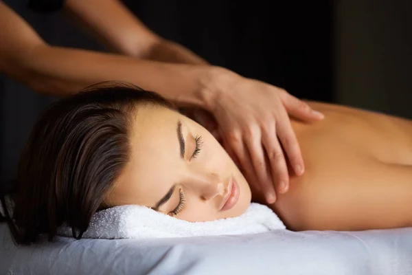 Mujer Disfrutando Relajante Masaje Cuerpo Completo Realizado Por Masajista Con —  Fotos de Stock