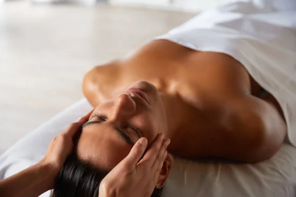 Nära Upp Skott Professionell Massör Gör Ansikte Och Huvud Massage — Stockfoto