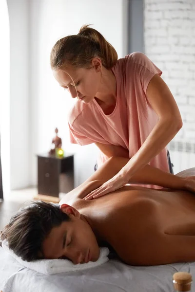 Primer Plano Masajista Profesional Haciendo Masaje Con Antebrazos Codos Para — Foto de Stock