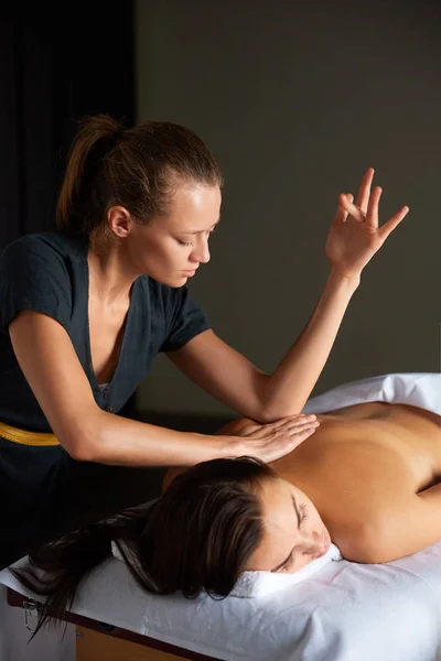 Feminino Desfrutando Relaxante Massagem Corpo Inteiro Feita Por Massagista Com — Fotografia de Stock