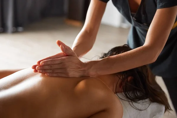 Femmina Godendo Rilassante Massaggio Completo Del Corpo Fatto Massaggiatrice Con — Foto Stock