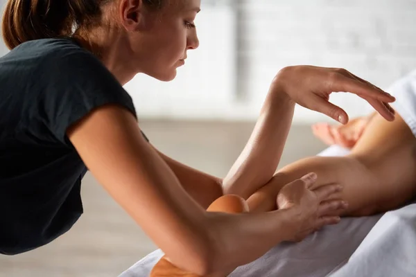 Feminino Desfrutando Relaxante Massagem Corpo Inteiro Feita Por Massagista Com — Fotografia de Stock